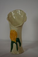 Vase mit gelber Blüte